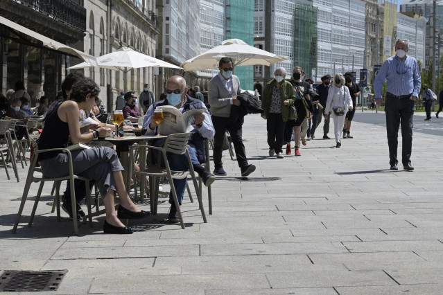 Archivo - Un grupo de personas charla en la terraza de un local de hostelería de A Coruña