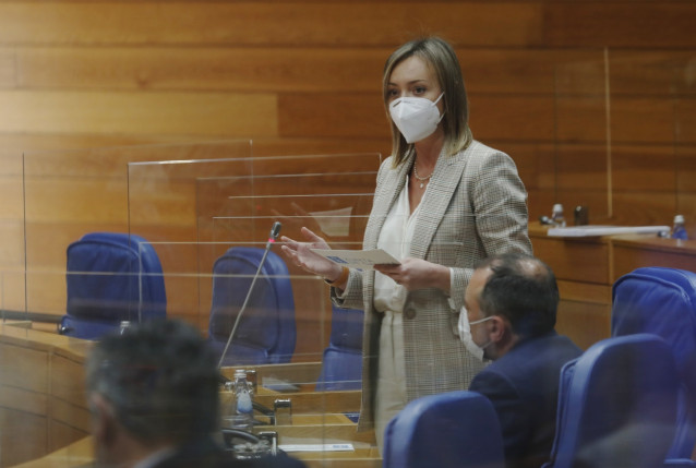 La conselleira de Política Social, Fabiola García, en el pleno del Parlamento gallego