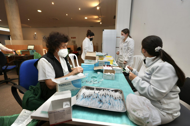 Archivo - Varias sanitarias preparan dosis de la vacuna contra la Covid-19 en Galicia.