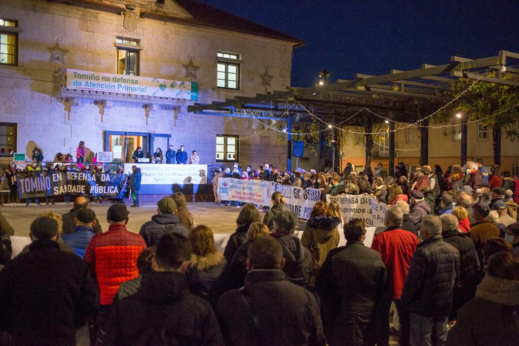 Manifestaciu00f3n reclamando mejoras en Atenciu00f3n Primeria en Tomiu00f1o