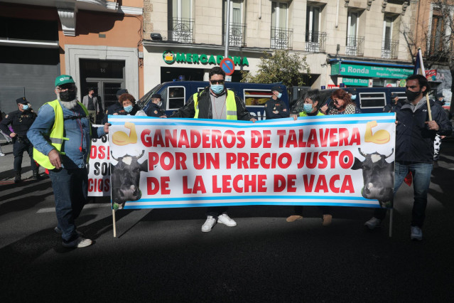 Ganaderos se manifiestan con pancartas en una marcha a lo largo de la Ronda de Toledo, a 27 de enero de 2022, en Madrid (España). La protesta ha sido convocada frente a Agricultura por su 