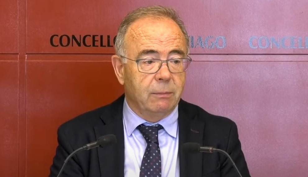 Archivo - El alcalde de Santiago, Xosé Sánchez Bugallo, en rueda de prensa