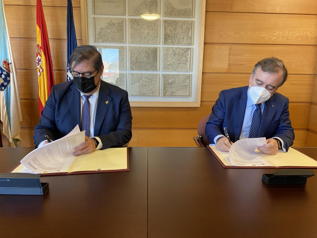 El rector de la UDC, Julio Abalde, y el consejero delegado de Abanca, Francisco Botas, firman un convenio de colaboración