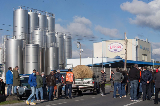 Archivo - Varias personas durante una acción sindical ante la planta de Larsa para exigir unos 