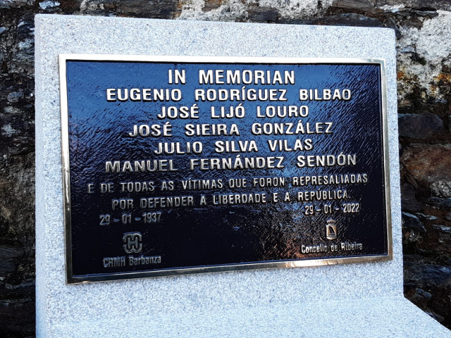 Placa, en el cementerio de Boisaca, en homenaje a cinco víctimas del franqismo