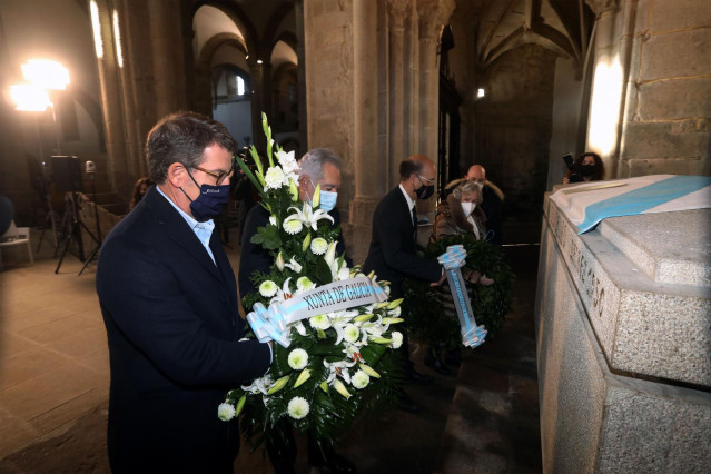 El presidente de la Xunta, Alberto Núñez Feijóo, y el titular del Parlamento gallego, Miguel Ángel Santalices, en una ofrenda floral a Castelao.