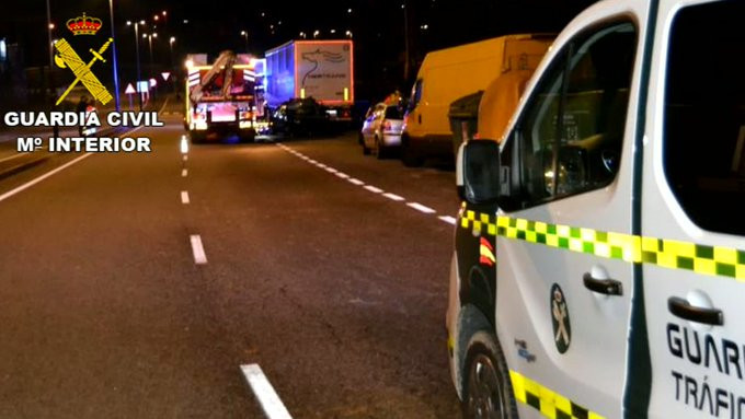 Accidente mortal en Pontevedra: un vecino de Pontecaldelas fallece al estrellarse contra un camión parado