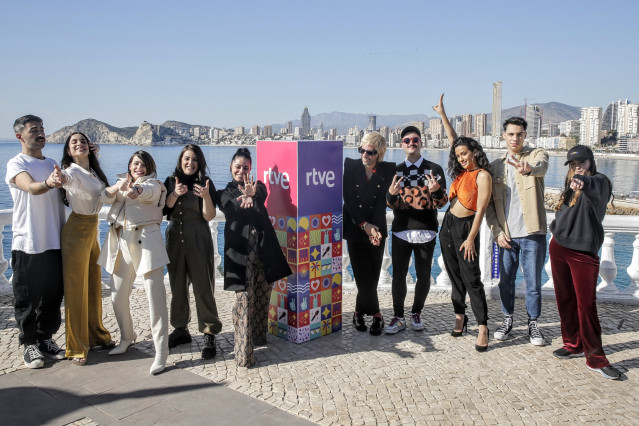 (I-D) Rayden, Blanca Paloma, Tanxugueiras, Varry Brava, Chanel, Xeinn y Rigoberta Bandini, posan en una rueda de prensa tras la celebración de la segunda semifinal del Benidorm Fest 2022, en el Mirador del Castillo, a 27 de enero de 2022, en Benidorm, Ali