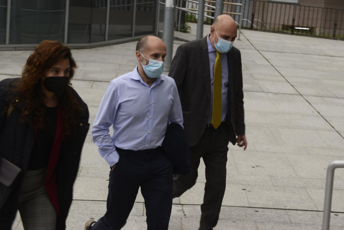 Archivo - (I-D) La abogada del alcalde de Ourense, Victoria Álvarez; el alcalde de Ourense, Gonzalo Pérez Jácome; y el teniente de alcalde Armando Ojea, a su llegada al Juzgado de instrucción núm