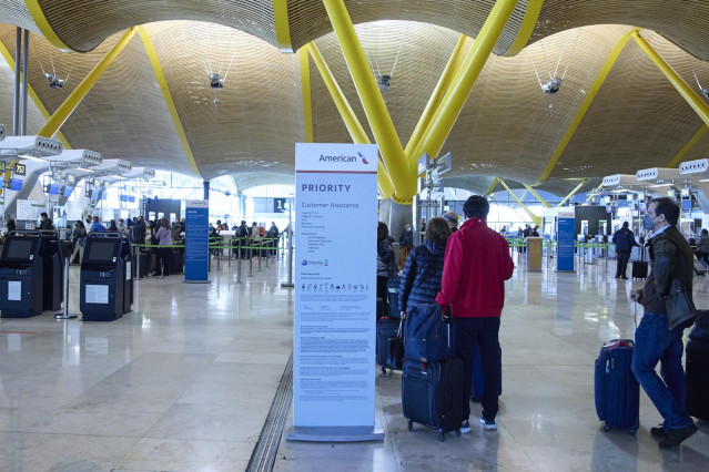 Varias personas con maletas en el aeropuerto Adolfo Suárez, Madrid-Barajas, a 5 de enero de 2022, en Madrid (España).