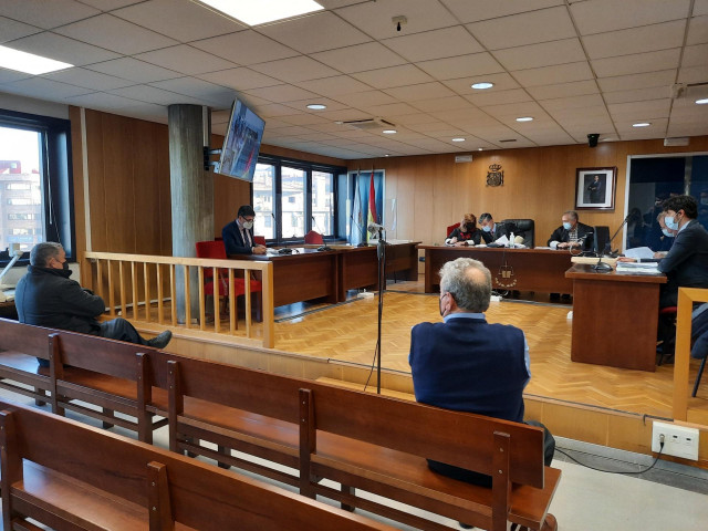 Acepta dos años de cárcel por atacar una motosierra a otro varón en una disputa por una tala de árboles en Redondela.