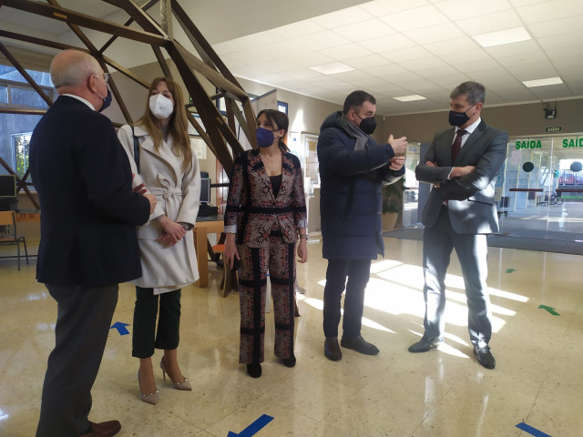 Los conselleiros de Cultura, Educación y Universidades, Román Rodríguez, y la titular de Emprego e Igualdade, María Jesús Lorenzana; en el CIPF Politécnico de Santiago, donde firmaron la continuidad de un programa de formación destinado a desempleados