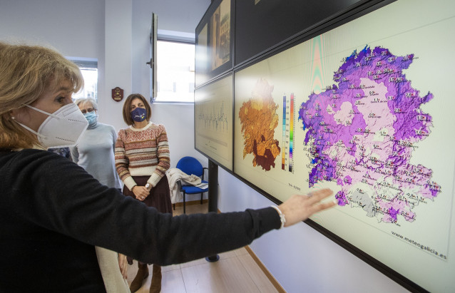 La conselleira de Medio Ambiente, Territorio e Vivenda, Ángeles Vázquez, y la meteoróloga Ana Lage en la sede de Meteogalicia para avanzar el balance climatológico de enero de 2022 en Galicia.