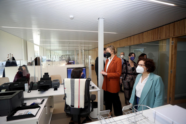 La conselleira de Emprego e Igualdade, María Jesús Lorenzana, junto a la de Política Social, Fabiola García,visitan el Espacio 'Amizar'