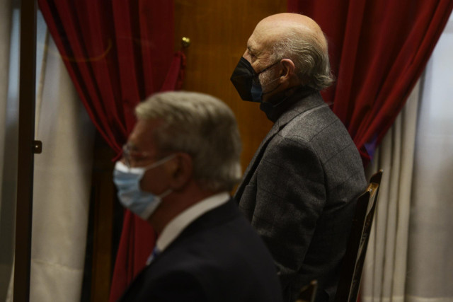 El exedil de Urbanismo Ricardo Campo (i), y el ex alcalde de Ourense del Grupo Popular Manuel Cabezas (d), durante la celebración del juicio por prevaricación y malversación en la Audiencia Provincial de Ourense, a 17 de enero de 2022, en Ourense, Galicia