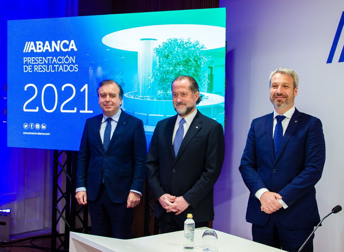 De izquierda a derecha, el consejero delegado de Abanca, Francisco Botas; el presidente, Juan Carlos Escotet; el director general financiero, Alberto de Francisco Guisasola, durante la presentación d