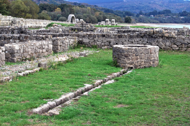Encuentran dos cadáveres, uno en las termas de Bande y otro en una finca de Ordes, ambos sin signos de violencia