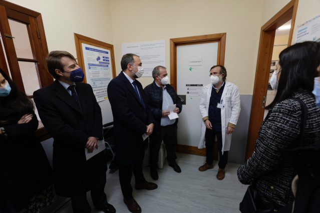 Los conselleiros de Facenda y Sanidade visitan la reforma del centro de salud de Campo Lameiro.