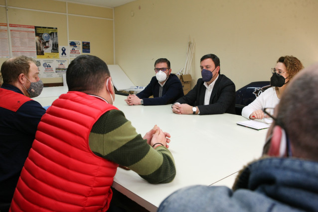 El secretario xeral del PSdeG, Valentín González Formoso, se reúne con el comité de empresa de la planta de Alcoa, acompañado por el secretario de Industria del PSdeG, Ángel Mato, y la diputada autonómica Patricia Otero