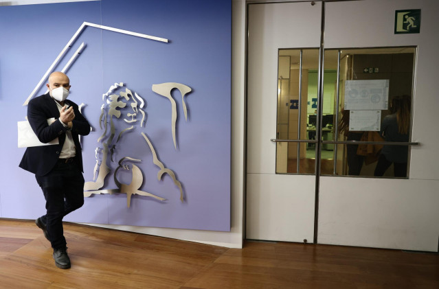 El diputado del BNG, Néstor Rego, en una rueda de prensa mientras se celebra la Junta de Portavoces en el Congreso de los Diputados, a 1 de febrero de 2022, en Madrid (España).