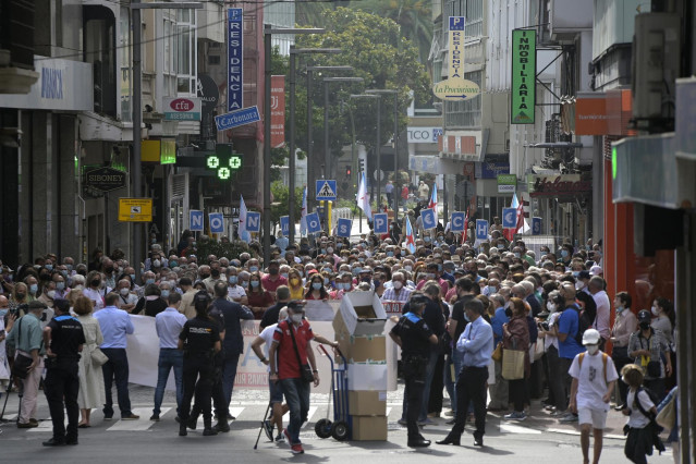 Archivo - Un grupo de personas durante la manifestación contra el cierre de oficinas de la entidad Abanca ante la sede de Abanca en A Coruña, a 2 de septiembre de 2021, en A Coruña, Galicia, (España). El objetivo de la protesta, convocada por los ayuntami