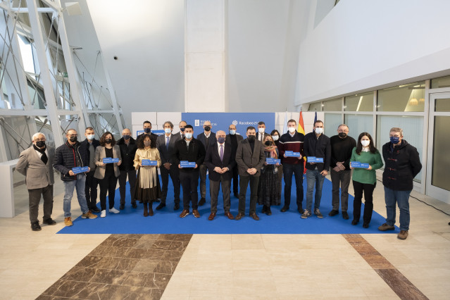 El conselleiro de Educación, Román Rodríguez, recibe a los galardonados con los Premios Nacionales de FP