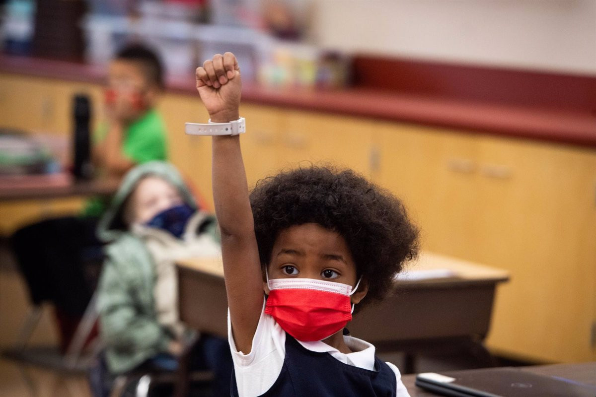 Niu00f1a escuelas mascarilla