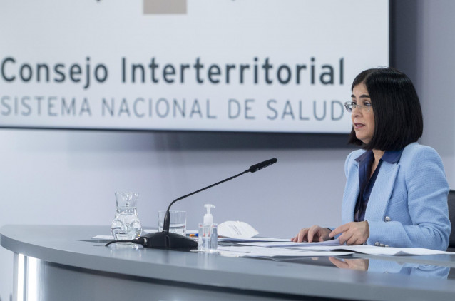 La ministra de Sanidad, Carolina Darias, en una rueda de prensa posterior a la reunión del Consejo Interterritorial del SNS, en La Moncloa, a 2 de febrero de 2022, en Madrid (España).El Ministerio de Sanidad y los responsables de las comunidades se han re