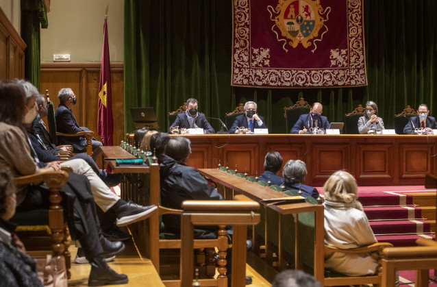 El conselleiro de Cultura, Educación e Universidade, Román Rodríguez; y el presidente de la Cámara gallega, Miguel Santalices, en la apertura de las XLIII Jornadas de Colegios Mayores Universitarios
