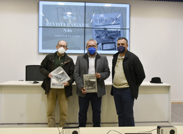 El vicepresidente de la Diputación de Ourense, César Fernándz, en la presentación del número 46 de Raigame junto a su director, Xulio Fernández Senra, y el secretario, Javier Álvarez.