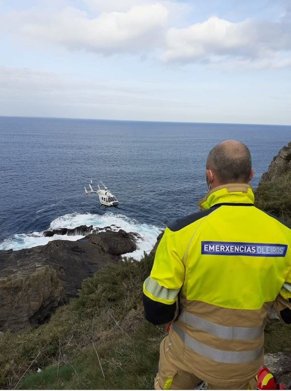 Servicios de emergencias tratan de encontrar a una mujer desaparecia en el Faro de Mera, Oleiros