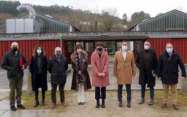 La líder del BNG, Ana Pontón, posa con directivos de la Federación Galega da Construcción durante un encuentro