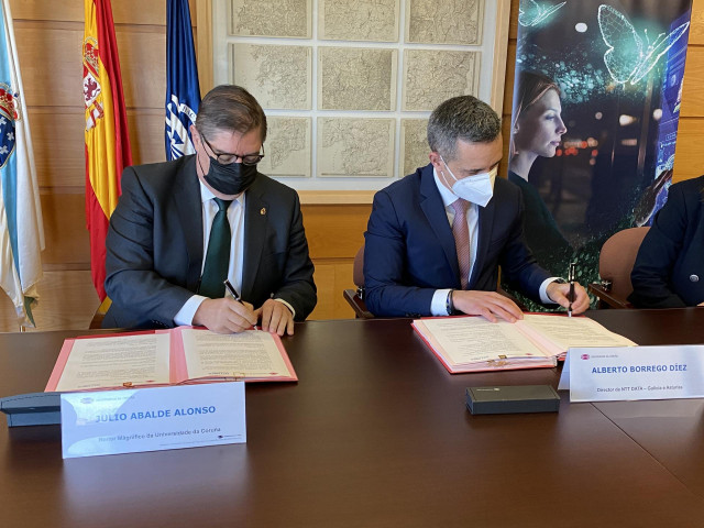 El rector de la UDC, Julio Abalde, y el director de las de Galicia y Asturias de NTT DATA, Alberto Borrego, firman el convenio de creación de la Cátedra