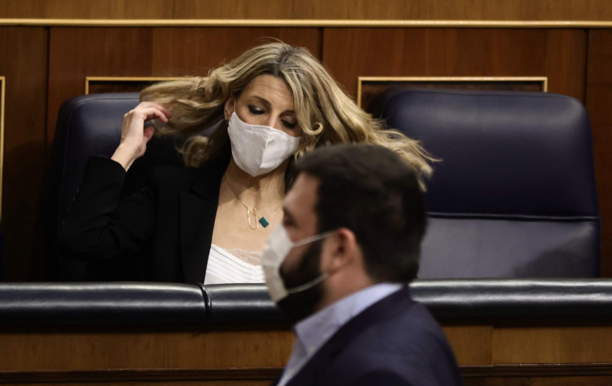 El diputado de EH-Bildu en el Congreso, Jon Iñárritu, pasa por delante de la vicepresidenta segunda y ministra de Trabajo y Economía Social, Yolanda Díaz, en una sesión plenaria en el Congreso