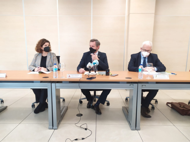 El delegado del Gobierno en Galicia, José MIñones, en rueda de prensa en la sede la Seguridad Social en Santiago