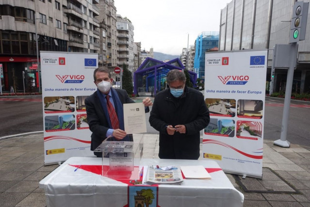 Abel Caballero poniendo la primera piedra de la segunda fase de als rampas de Gran Vía.