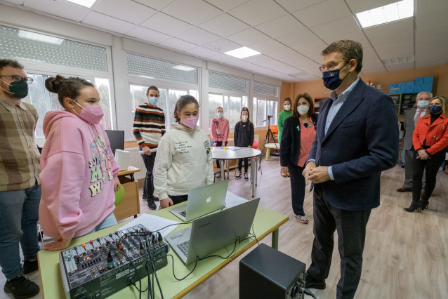 Feijóo visita el CEIP Virxe da Cela de Monfero.