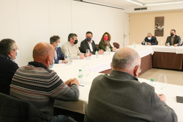 El secretario xeral del PSdeG, Valentín González Formoso, en un encuentro con el sector pesquero de Burela