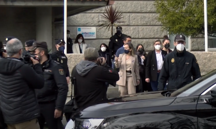 Rosa Quintana saliendo escoltada por tras su visita al Intecmar en una imagen de Canal Rías Baixas