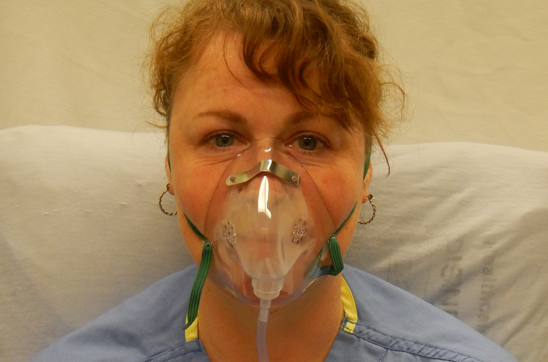Máscara de oxigenoterapia en una foto publicada bajo  Creative Commons Attribution Share Alike 4.0 International por Doc James en wikimedia