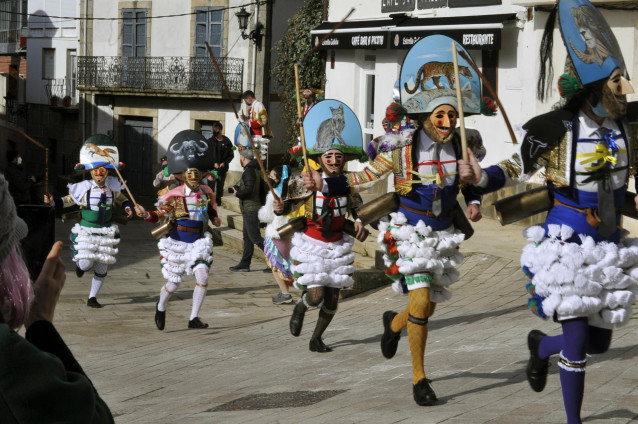Archivo - `Peliqueiros´ durante la celebración del `No-Entroido´ en la plaza de la Picota en Laza, municipio perteneciente al 'Triángulo Mágico'.