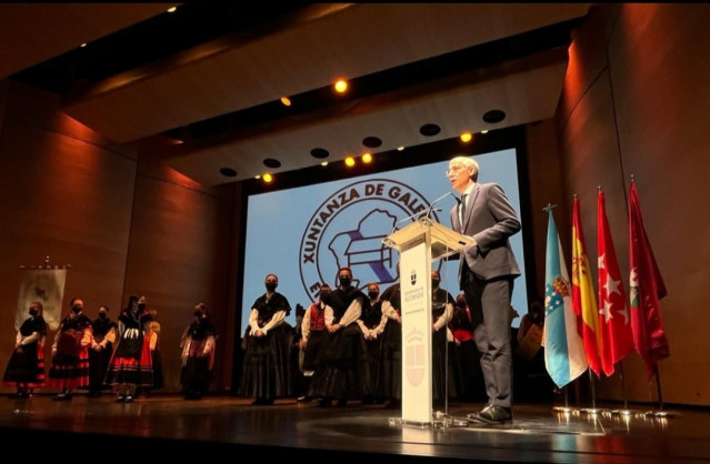 El vicepresidente económico, Francisco Conde, participa en el homenaje póstumo a Ovidio Cadenas organizado por la Xuntanza de Galegos en Alcobendas.