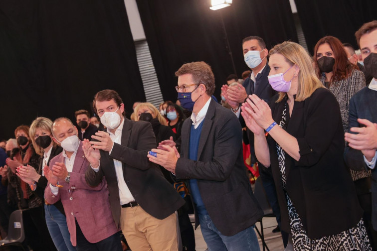 Feijóo, a lo Ayuso, dice que la gestión del PP en sanidad, educación y economía es 