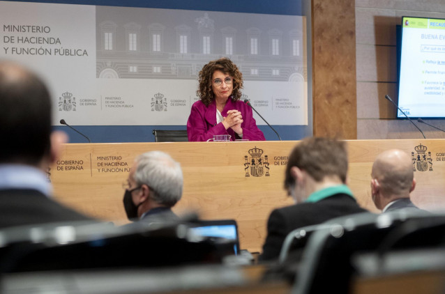 La ministra de Hacienda y Función Pública, María Jesús Montero, comparece ante los medios para presentar un avance de los datos de cierre de recaudación tributaria correspondientes a 2021, en la Sede del Ministerio, a 27 de enero de 2022, en Madrid (Españ