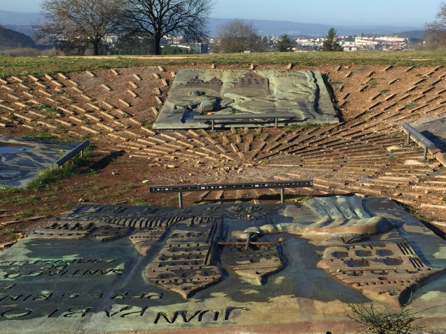 Placas conmemorativas a la visita de Juan Pablo II en el Monte do Gozo.