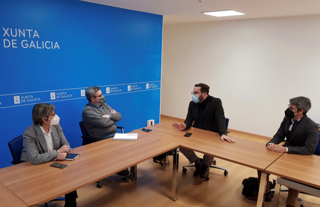 La conselleira do Mar, Rosa Quintana, se reúne con el presidente de la Alianza Europea de Pesca de Fondo, Iván López, y con el secretario de esta misma entidad, Daniel Voces.