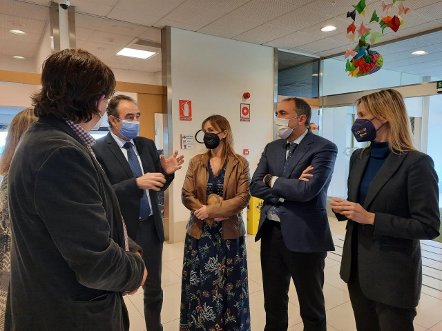 Julio García Comesaña en su visita a la asociación Alento de Vigo.