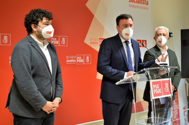 El portavoz de Sanidad del PSdeG, Julio Toerrado; el secretario xeral del PSdeG, Valentín González Formoso; y el portavoz parlamentario de la formación, Luis Álvarez, en rueda de prensa