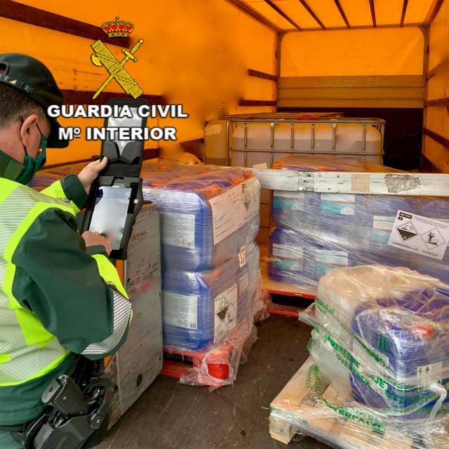 Camión interceptado en Ponteareas con ITV desfavorable, carga mal estibada y cuyo conductor dio positivo en drogas.