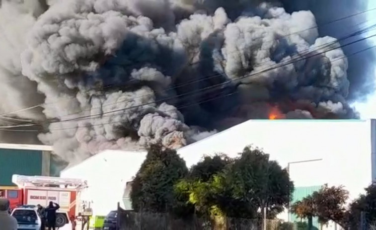 Espectacular incendio en una nave de aceites usados en Santa Comba deja una columna de humo de varios metros ​